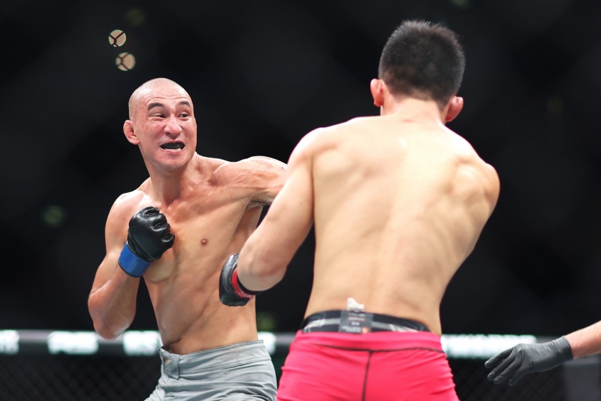 Dom Marfan (left) hits a left-handed hook to Kim Sang-wook in the lightweight final of "UFC 325: Volkanovski vs López 2" undercard ROAD TO UFC season 4 at Kudos Bank Arena in Sydney, Australia on the 1st (Korea time). /Photo=UFC Official Offer