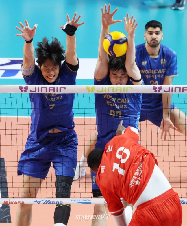 The 2025-2026 V-League Men's Woori Card vs. KEPCO match was held at Jangchung Gymnasium in Seoul on the 2nd.  Woori Card's Kim Ji-han is blocking KEPCO Bennon's spike. /Photo = Kim Jin-kyung on standby