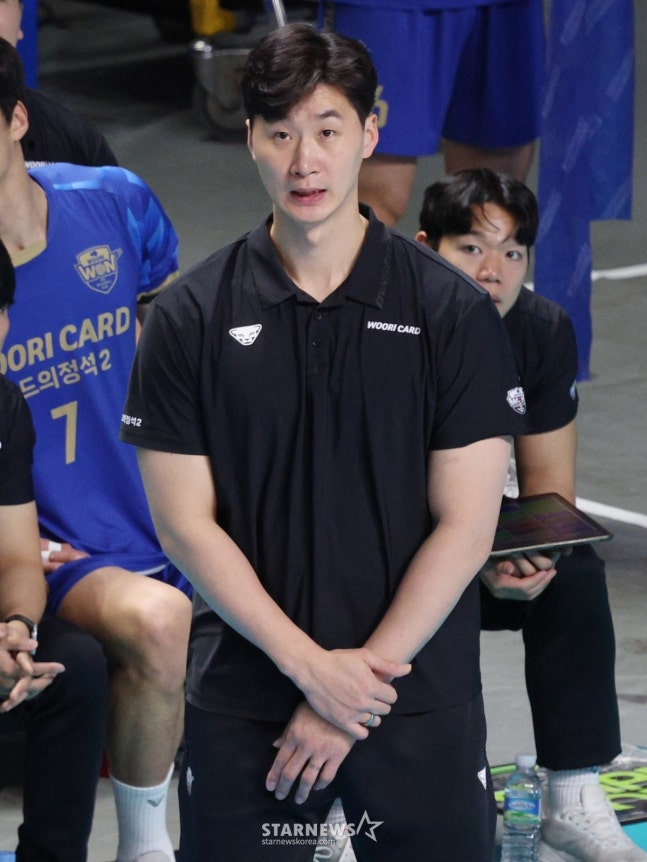 The 2025-2026 V-League Men's Woori Card vs. KEPCO match was held at Jangchung Gymnasium in Seoul on the 2nd.  Woori Card head coach Park Chul-woo is giving operational instructions. /Photo = Kim Jin-kyung on standby