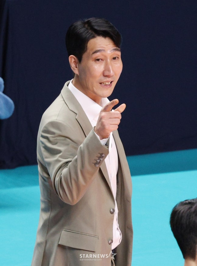 The 2025-2026 V-League Men's Woori Card vs. KEPCO match was held at Jangchung Gymnasium in Seoul on the 2nd.  Kwon Young-min, the head coach of Korea Electric Power Corporation, is directing the operation. /Photo = Kim Jin-kyung on standby