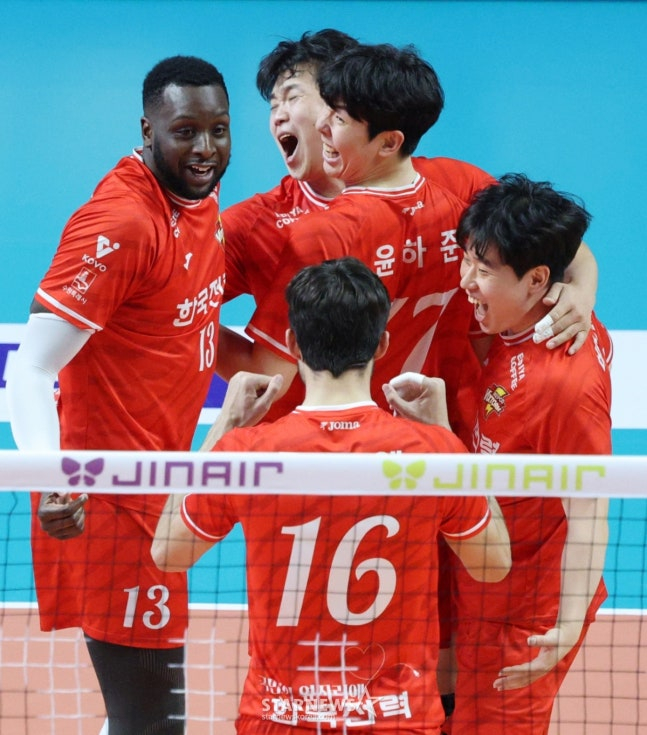 The 2025-2026 V-League Men's Woori Card vs. KEPCO match was held at Jangchung Gymnasium in Seoul on the 2nd. KEPCO Bennon is sharing joy with his colleagues after successful decisive attack. /Photo = Kim Jin-kyung on standby