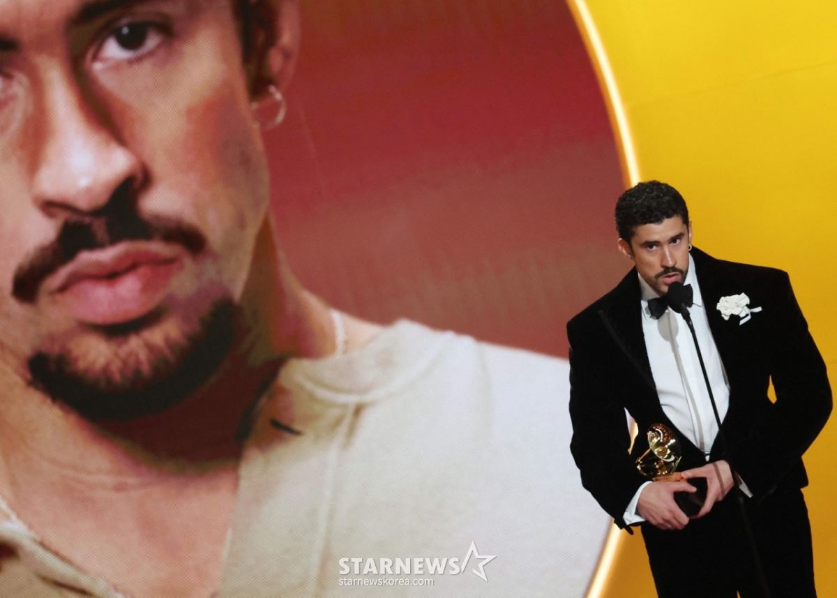 (Los Angeles AFP=News1) Reporter Yun Da-jung = Latin pop star Bad Bunny from Puerto Rico speaks after winning the "Best Musica Urbana Album" award for "Deb? tire m s potos" at the 68th Grammy Awards held at CryptoCom Arena in Los Angeles (LA) on the 1st (local time). 2026.02.01. ⓒ AFP=News1 Copyright ©News1.All rights reserved. Unauthorized reproduction and redistribution, prohibition of using AI learning. /Photo = (Los Angeles AFP=News1) Reporter Yun Da-jung