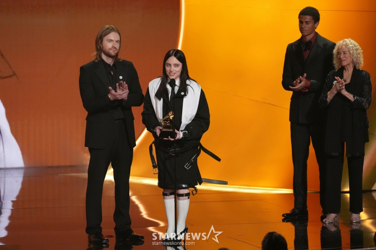 [Los Angeles=AP/Newsis] Singer Billlie Eilish (right) is congratulating her brother and producer Finneas O'Connell after receiving the Song of the Year award for "Wildflower" at the 68th Grammy Awards held at CryptoCom Arena in Los Angeles, California on the 1st (local time). 2026.02.02 / Photo = Min Kyung-chan