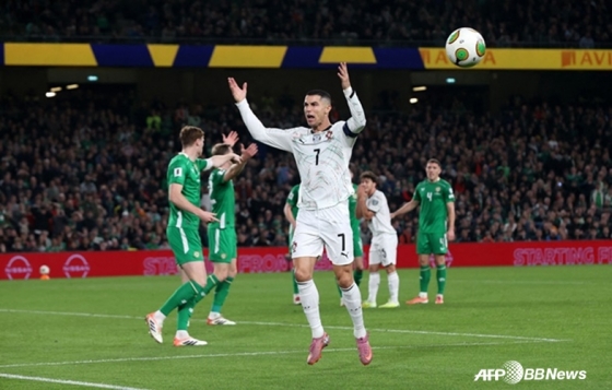 Cristiano Ronaldo (center) gets angry during the game. /AFPBBNews=News1