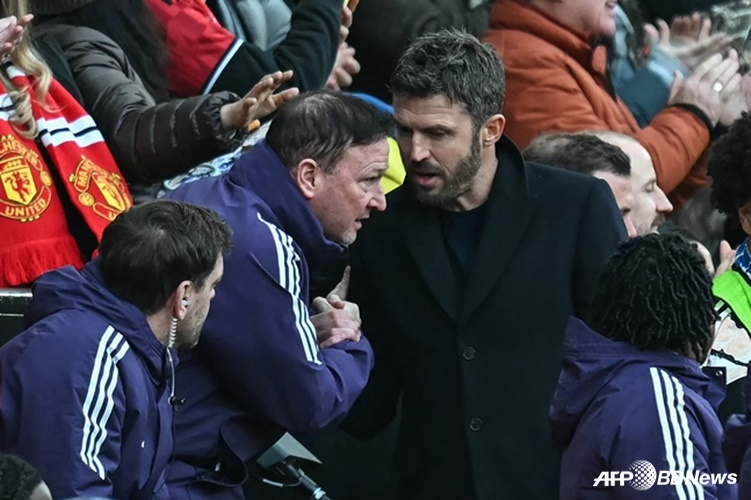 マイケル·キャリック(右)マンU臨時監督の姿。 /AFPBBNews=ニュース1