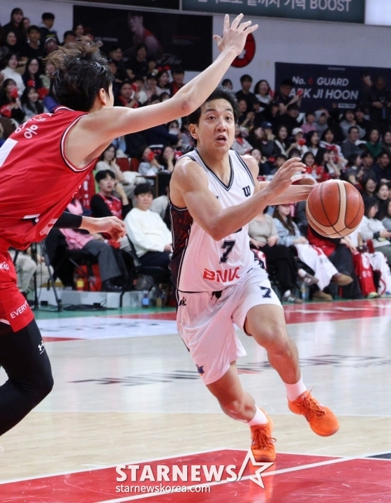 图为突破篮下的许勋（右）。 =照片=金镇京。