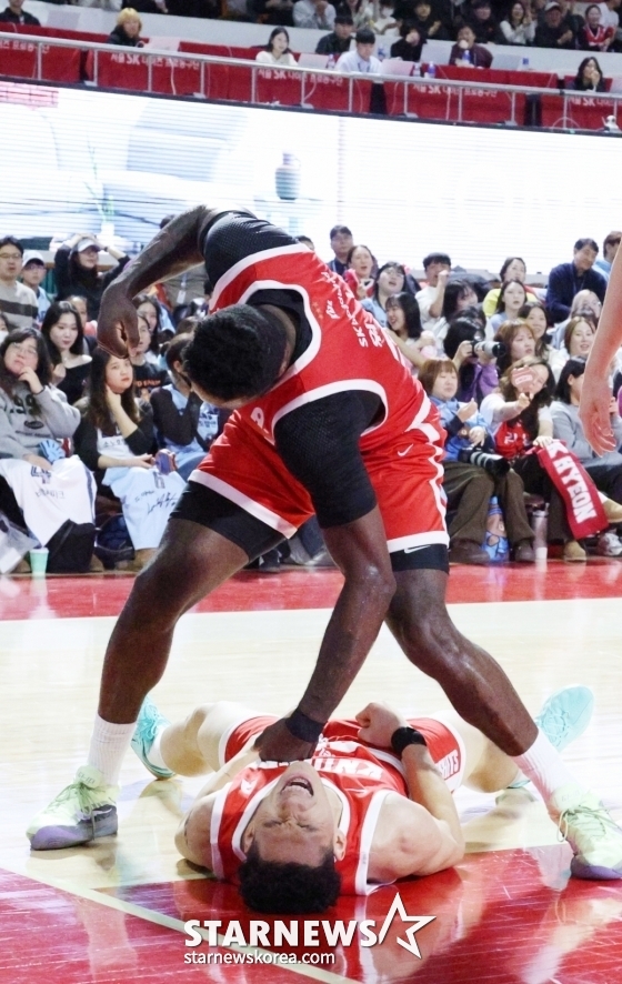 图为贾米尔·沃尼（上）正在展示用拳头击打丹尼尔胸部的庆祝动作。 =照片=金镇京。