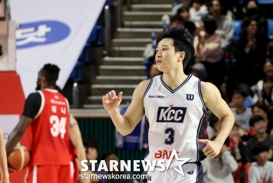 Huh Woong during the fifth round of the 2024-2025 LG Electronics' professional basketball regular league held at Jamsil Student Indoor Gymnasium at 7 p.m. on the 2nd. /Photo = Senior Reporter Kang Young-jo