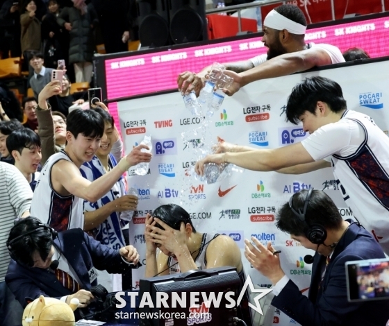 Heo Woong is being washed away by his colleagues in Busan KCC after scoring the most points in his career in the fifth round of the 2024-2025 LG Electronics' professional basketball regular league held at Jamsil Student Indoor Gymnasium at 7 p.m. on the 2nd. /Photo = Senior Reporter Kang Young-jo