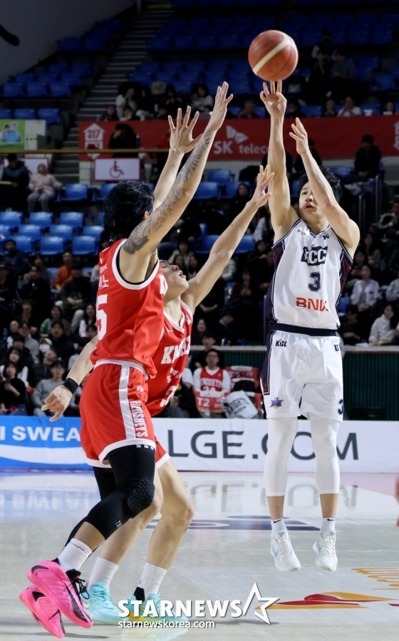 Huh Woong (right) is attempting a three-point shot during the fifth round of the 2024-2025 LG Electronics' professional basketball regular league held at Jamsil Student Indoor Gymnasium at 7 p.m. on the 2nd. /Photo = Senior Reporter Kang Young-jo