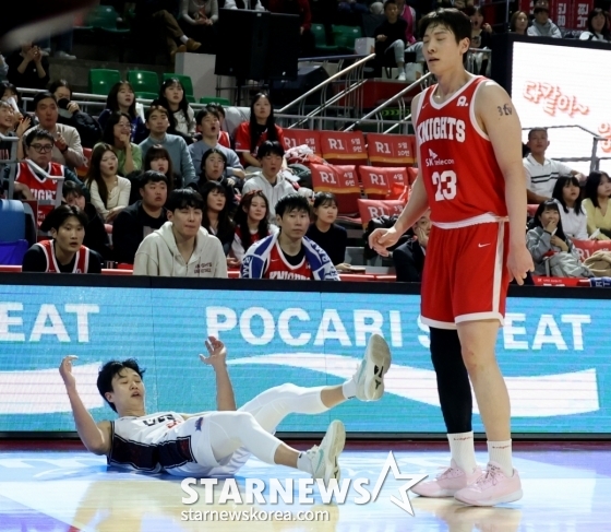 Heo Woong (left) is scoring his 50th point with a three-point shot during the fifth round of the 2024-2025 LG Electronics' professional basketball regular league held at Jamsil Student Indoor Gymnasium at 7 p.m. on the 2nd. /Photo = Senior Reporter Kang Young-jo