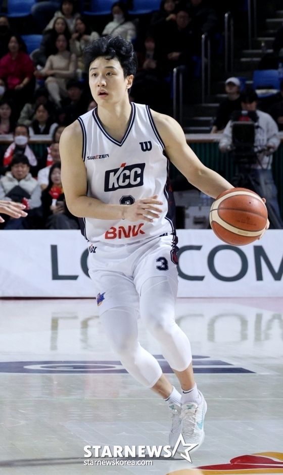 Hur Woong đang thử rê bóng trong trận đấu vòng 5 giải bóng rổ chuyên nghiệp của LG Electronics 2024-2025 được tổ chức tại Nhà thi đấu Jamsil vào lúc 7 giờ tối ngày 2. /Ảnh = Phóng viên cao cấp Kang Young Jo