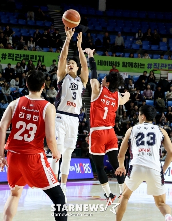 Huh Woong (phải) đang thử thực hiện cú sút 3 điểm trong trận đấu vòng 5 giải bóng rổ chuyên nghiệp của LG Electronics 2024-2025 được tổ chức tại Nhà thi đấu trong nhà học sinh Jamsil vào lúc 7 giờ tối ngày 2. /Ảnh = Phóng viên cao cấp Kang Young Jo