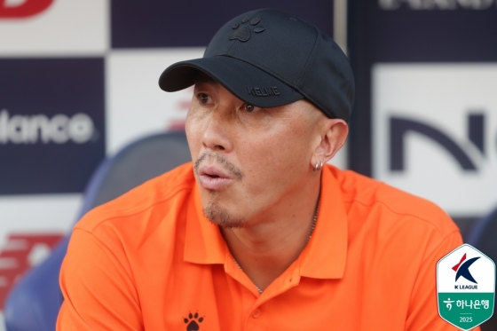 他就是华城FC队主教练车斗里。 =图为,韩国职业足球联盟提供。