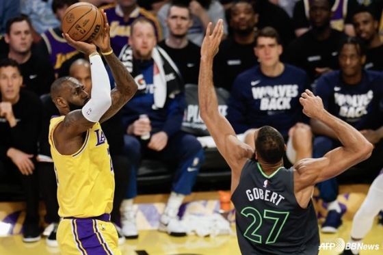 LeBron James (left) tries to shoot in front of Rudy Gobert. /AFPBBNews=News1