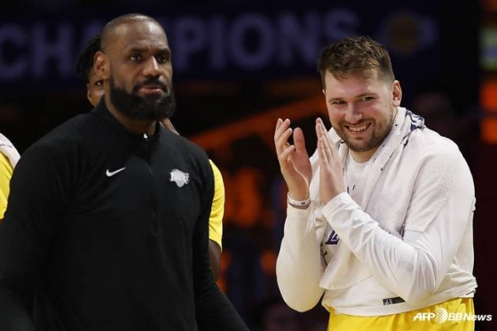 LeBron James (left) and Luca Doncic. /AFPBBNews=News1