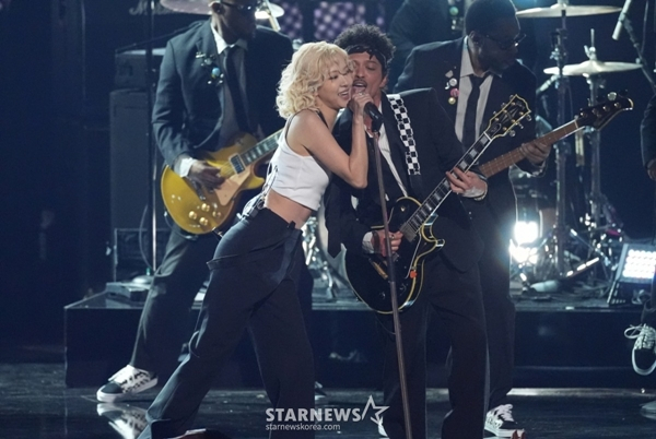 [Los Angeles = AP/Newsis] Blackpink's Rosé (left) and American pop star Bruno Mars perform "Apartment" (APT) at the 68th Grammy Awards held at CryptoCom Arena in Los Angeles, California on the 1st (local time). 2026.02.02 / Photo = Min Kyung-chan