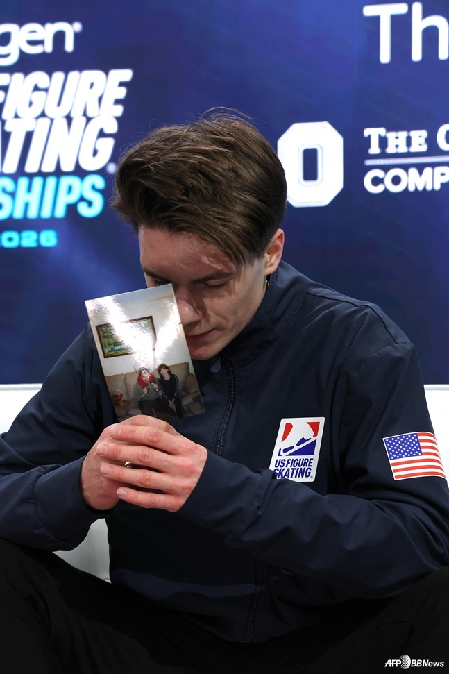 Maxim Naumov is thrilled with his parents' photo after his Olympic participation was confirmed. /AFPBBNews=News1