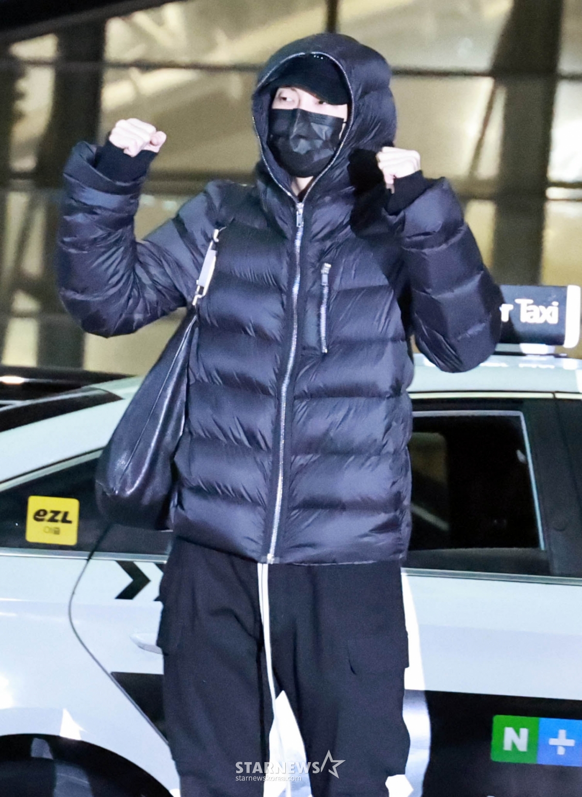 组合防弹少年团(BTS)RM为了海外日程,于2日下午通过仁川国际机场出国。 =照片=任成均tjdrbs23@