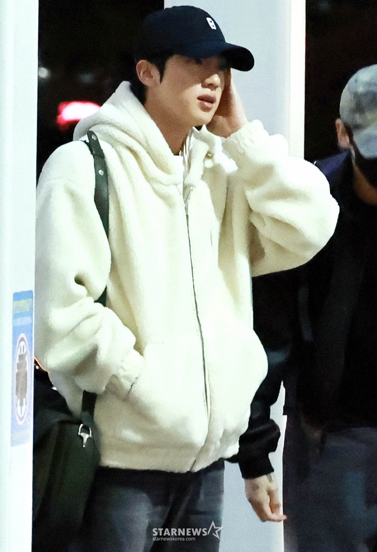 组合防弹少年团(BTS)JIN为海外日程,于2日下午通过仁川国际机场出国。 =照片=任成均tjdrbs23@