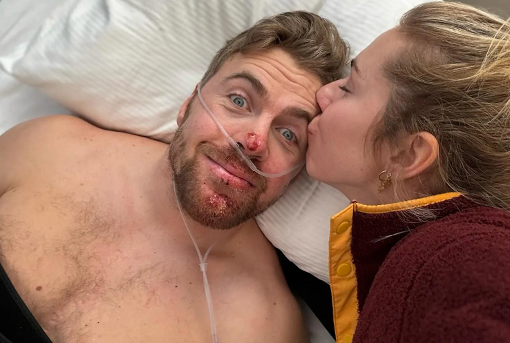 Michaela Cyprin hôn Alexander Kilde (trái) đang nằm trên giường sau vụ va chạm. Ảnh = Dịch vụ mạng lưới quan hệ xã hội cá nhân (SNS)