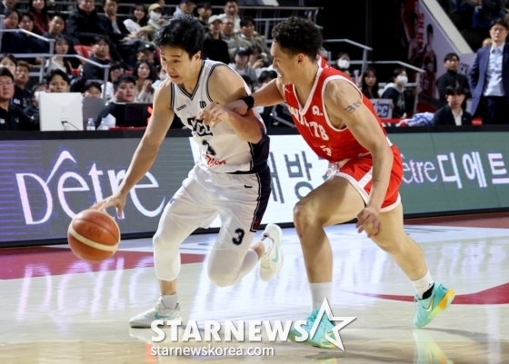 Heo Woong (left) dribbles against Eddie Daniel during the fifth round of the 2024-2025 LG Electronics' professional basketball regular league held at Jamsil Student Indoor Gymnasium at 7 p.m. on the 2nd.  /Photo = Senior Reporter Kang Young-jo