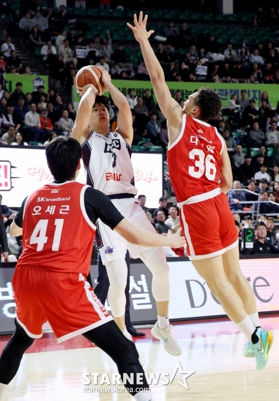 Heo Woong is trying a fadeaway to avoid Eddie Daniel's block shot (right) during the fifth round of the 2024-2025 LG Electronics' professional basketball regular league held at Jamsil Student Indoor Gymnasium at 7 p.m. on the 2nd. /Photo = Senior Reporter Kang Young-jo