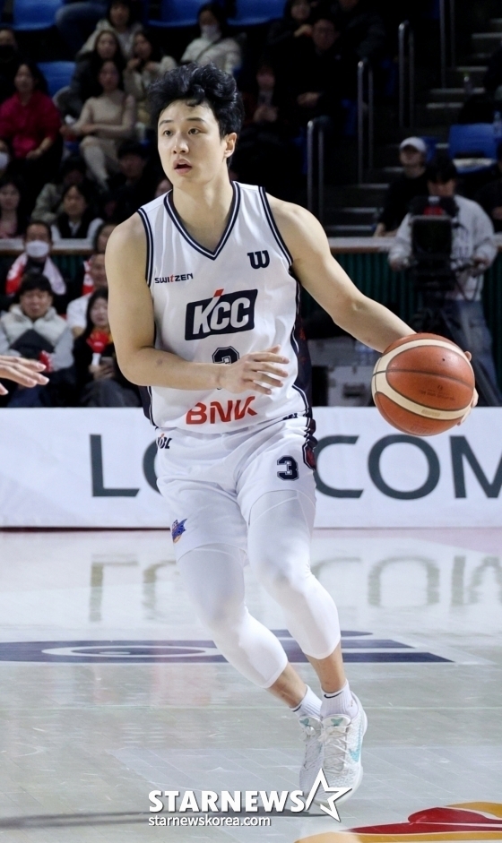 Huh Woong is trying to dribble during the fifth round of the 2024-2025 LG Electronics' professional basketball regular league game at Jamsil Student Indoor Gymnasium on the 2nd. /Photo = Senior Reporter Kang Young-jo