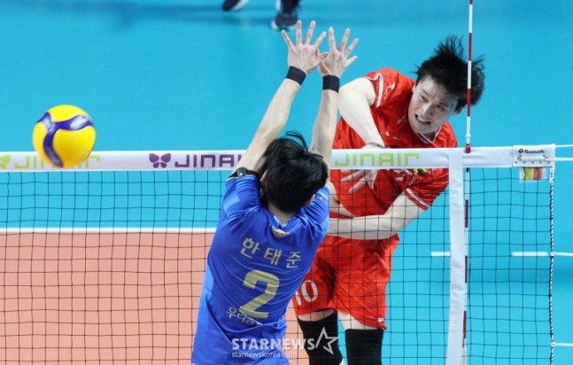 2日,在首尔奖忠体育馆举行了2025-2026 V-联赛男子组友利信用卡对韩国电力队的比赛。  韩国电力队的金正浩（右）正在友利信用卡队的韩泰俊（音译）的拦网上方强力扣球。 =照片=金镇京。