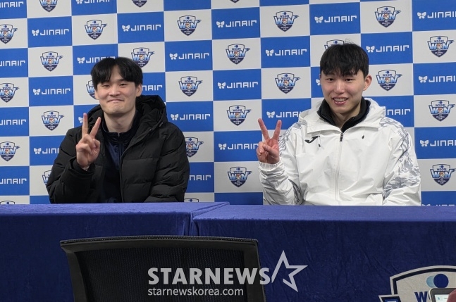 Korea Electric Power Corp.'s Kim Jung-ho and Jang Ji-won (right) smile after beating Woori Card in the men's fifth round of the 2025-2026 V-League at Jangchung Gymnasium in Seoul on the 2nd. /Photo = Reporter Kim Dong-yoon