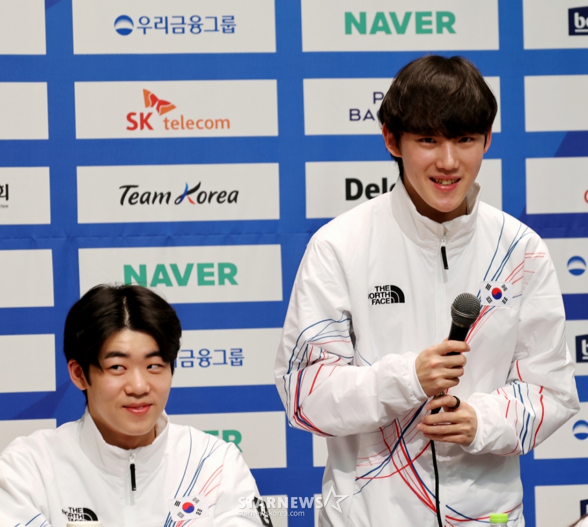 7日,在镇川国家代表队训练场举行的2026米兰-科尔蒂纳冬奥会d-30媒体日上,短道速滑选手林钟彦正在回答记者的提问。  左边是李俊书。 =照片=高级记者姜英祖。