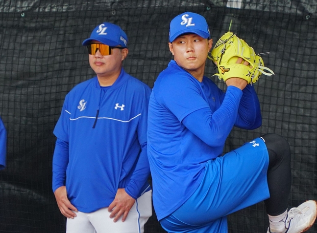 ペ·チャンスン（右）をはじめブルペンピッチングを直接見守る朴ジンマン監督（左）。 /写真=三星ライオンズ