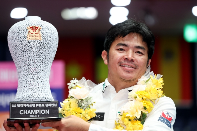Q. Nguyen is lifting the trophy after winning the 'Welcome Savings Bank PBA-LPBA Championship' PBA on the 2nd. /Photo =PBA Tour courtesy