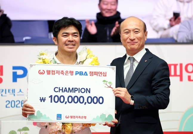 Q. Nguyen (left) is receiving 100 million won in prize money from Kim Dae-woong, CEO of Welcome Savings Bank, after winning the championship. /Photo =PBA Tour courtesy