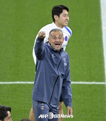 Lee Kang-in (trên) và HLV Luis Enrique. /AFPBBNews = Tin tức 1