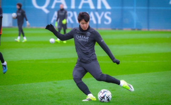 Hình ảnh Lee Kang In khởi động trước trận đấu. Ảnh = Cap màn hình SNS chính thức của PSG