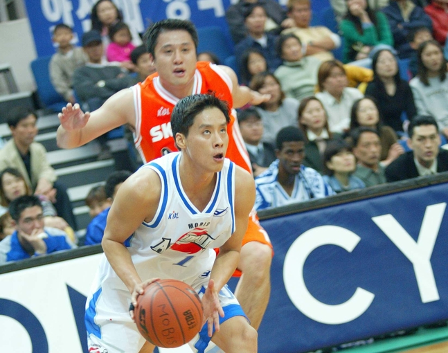 Năm 2002, Woo Ji Won (phía trước) và Moon Kyung Eun. /Ảnh = KBL