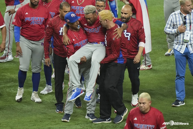 在2023年世界棒球经典赛上受伤前往球员休息区的埃德温·迪亚兹（中）。 =法新社BBNews=新闻1。