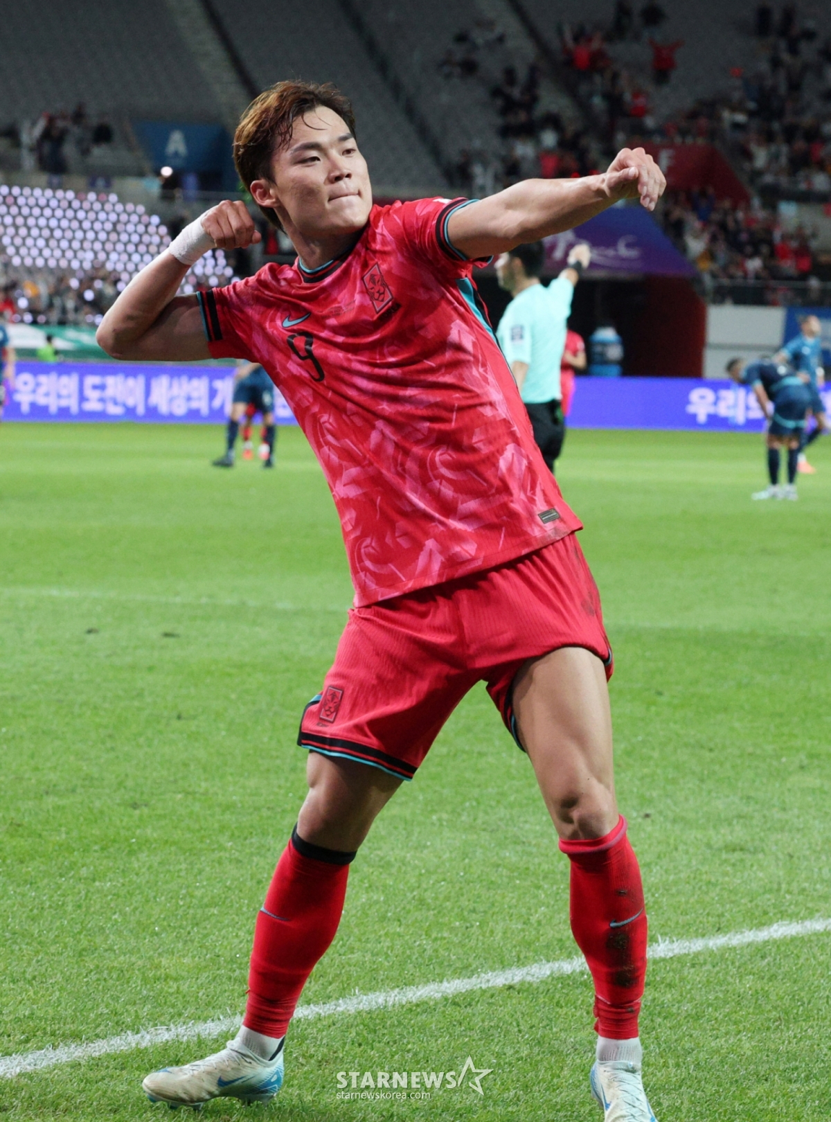 The Korean national soccer team played a friendly match against the Paraguay team at the Seoul World Cup Stadium in October last year.  Oh Hyun-kyu is celebrating after scoring his second goal. /Photo = Kim Jin-kyung on standby