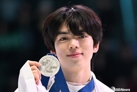 Cha Jun-hwan poses after winning a silver medal in the men's single free skating at the "2026 International Skating Union (ISU) Four Continents Championships" held at the National Gymnasium in Beijing, China, in January. /AFPBBNews=News1