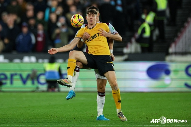 ウルバーハンプトン時代のエルゲン·ストラン·ラルセン（中央）の姿。/AFPBB News=ニュース1