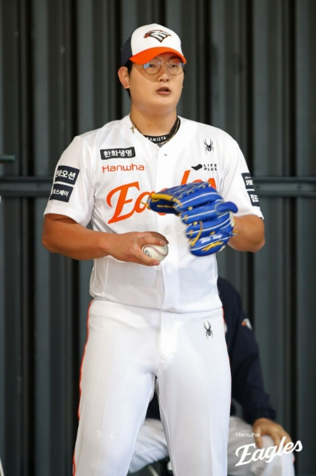 图为，韩华队的金书贤正在澳大利亚墨尔本春季集训中进行候补投手训练区投球。 =韩华鹰队。