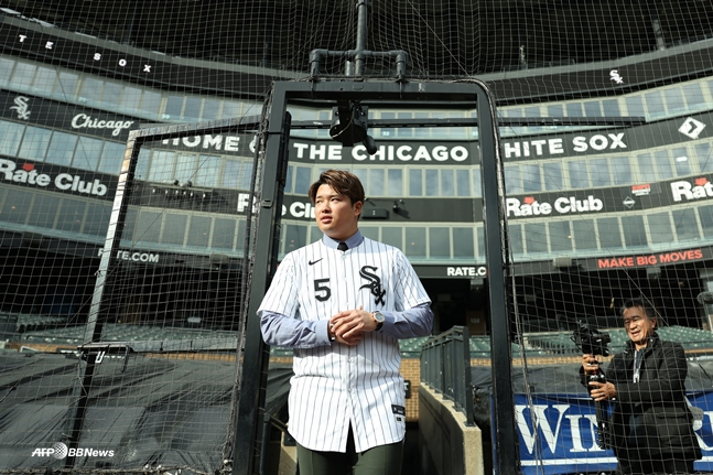 =图为，村上正在观看白袜队主场迎战比赛。