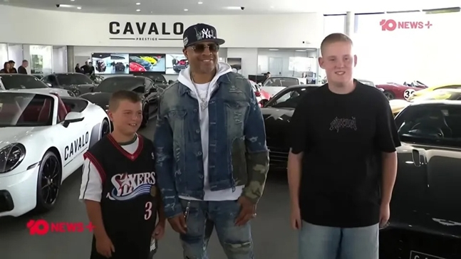 Iverson (centre) at the event. /Photo = Australia 10NEWS YouTube Capture