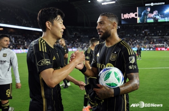 Son Heung-min (left) and Dennis Buanga. /AFPBBNews=News1