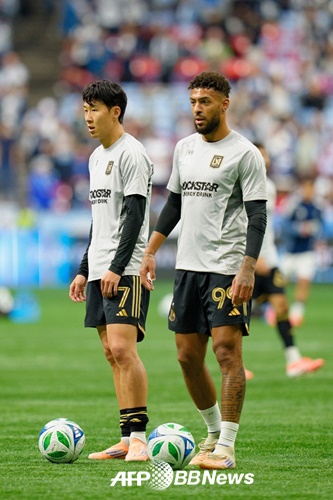 Son Heung-min (left) and Dennis Buanga in training. /AFPBBNews=News1