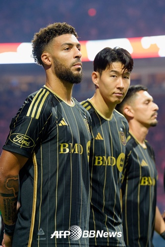 Dennis Buanga (left) and Son Heung-min (center) are waiting for kickoff of the game. /AFPBBNews=News1