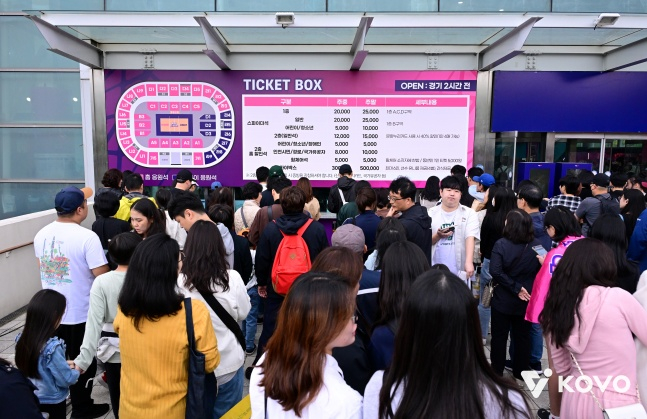2025~2026シーズン、興国生命-チョン館長の試合が行われた仁川三山体育館のチケット売り場。 若い女性ファンが多く目につく。  /写真=韓国バレーボール連盟提供