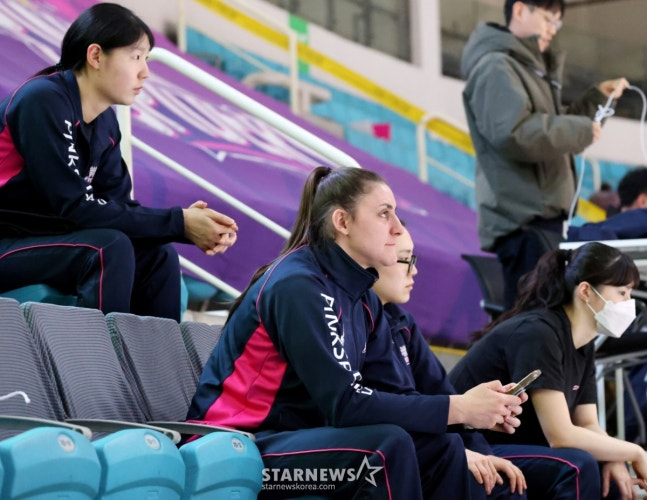 興国生命の外国人選手フィッチ（中央）が観客席で練習を見守っている。 記事の内容と無関係。 /写真=姜永祚（カン·ヨンジョ）先任記者