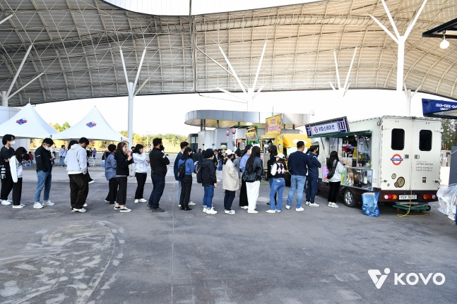 バレーボールファンが球場前で設置されたフードトラックに並んで注文を待っている。 /写真=韓国バレーボール連盟提供